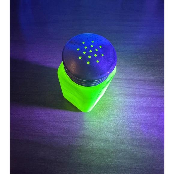 Vintage McKee custard/uranium glass shaker with metal lid - Picture 5 of 10